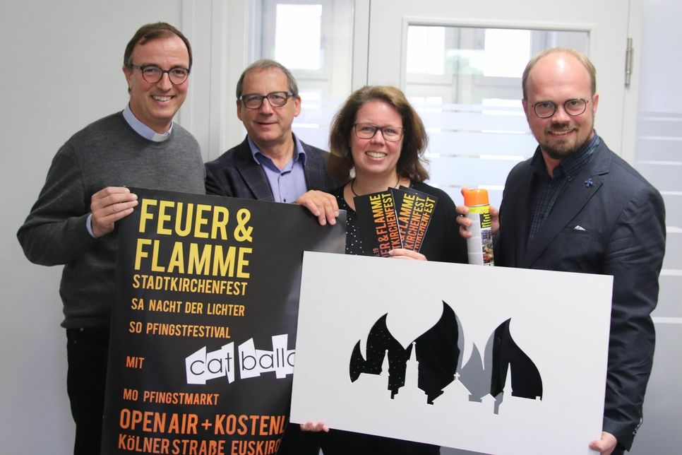Die Pfarrer Gregor Weichsel, Max Offermann und Edgar Hoffmann machen gemeinsam mit Annette Kleinertz Werbung für »Feuer und Flamme«. Foto: Nolden