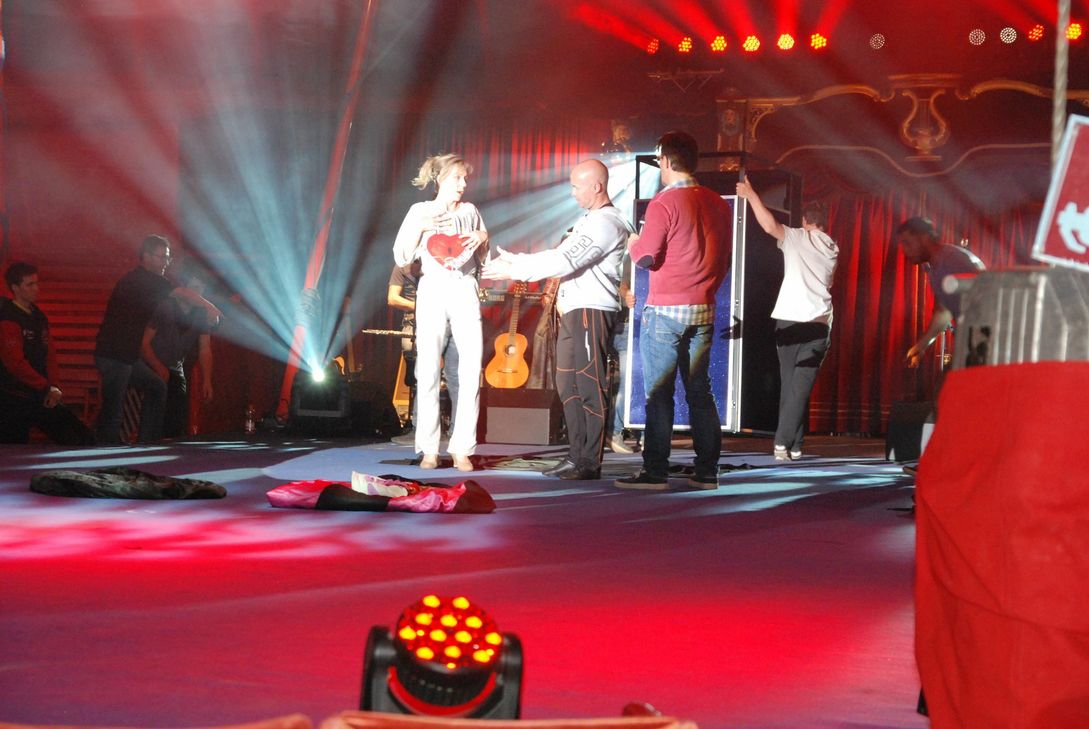 Immer wieder Absprache: Regisseur Thomas Bruchhäuser und die Höhner. Foto: Friedrich