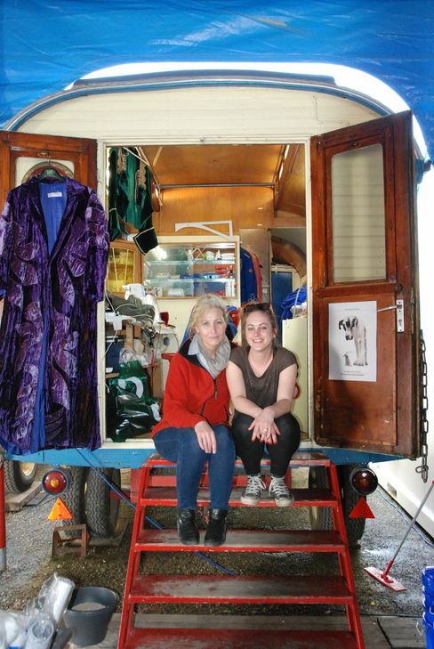 Auch die Damen von der Schneiderei tun ihr Bestes. Foto: Friedrich