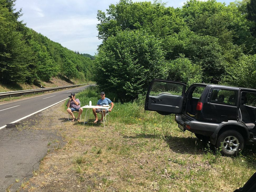 Einfache, aber effektive Art die Raser auf der K 36 zu messen: Zwei Beamte der Polizei Cochem sitzen wie Touristen am Straßenrand. In Flip-Flops und mit Sonnenbrille samt Mütze - die perfekte "Tarnung". Die meisten Motorradfahrer rasten bei dieser Messung ungeniert an den Zivil-Beamten vorbei.