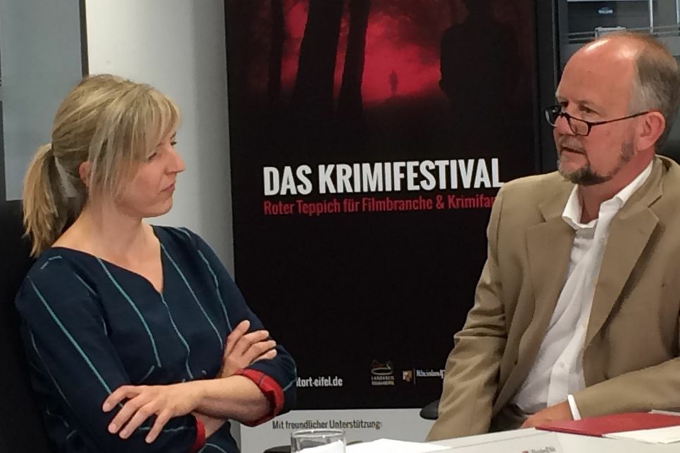 Sie feilen konspirativ am Festival-Feinschliff: Julia Röskau, Producerin für Filme und Leiterin des Fachprogramms von »Tatort Eifel«, und Verleger Ralf Kramp. Foto: A. Koch