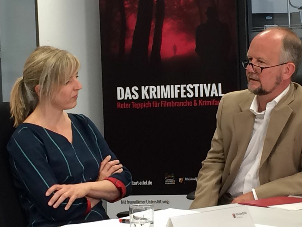 Sie feilen konspirativ am Festival-Feinschliff: Julia Röskau, Producerin für Filme und Leiterin des Fachprogramms von »Tatort Eifel«, und Verleger Ralf Kramp. Foto: A. Koch