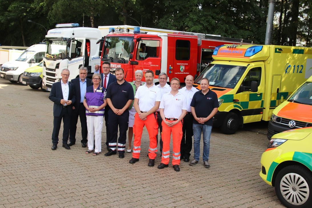 Städteregionsrat Tim Grüttemeier (4.v.l.) und die Leiterin des Amtes für Rettungswesen und Bevölkerungsschutz Marlis Cremer (m.) übergaben die neuen Fahrzeuge an die Fahrzeugführer. Foto: Tim Nolden