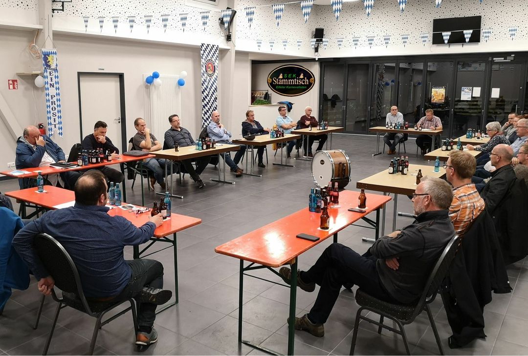 Acht Vereine eine Stimme. Meinungsaustausch der im »Stammtisch Eifeler Karnevalisten« zusammengeschlossenen Karnevalsvereine. Foto: Hoffmann