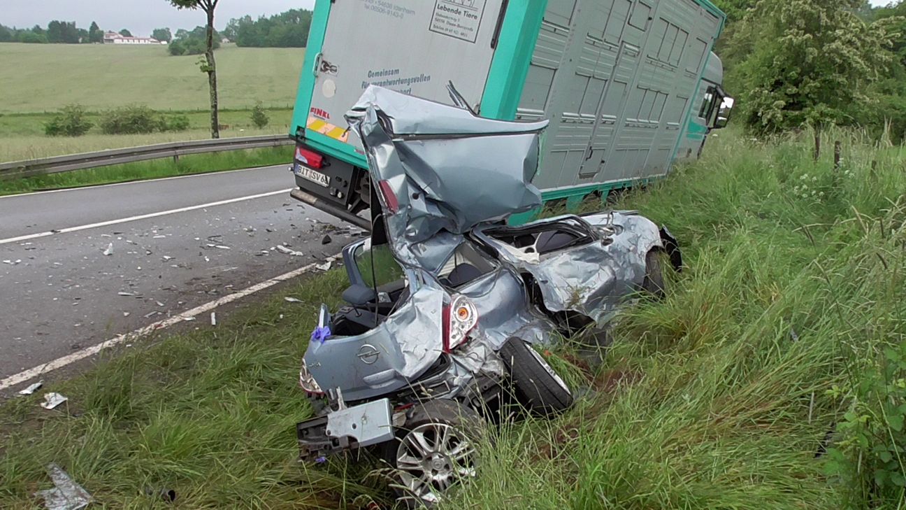 Auf der B 268 ist am Freitagmorgen eine 24-jährige Autofahrerin bei einer Frontalkollision mit einem LKW ums Leben gekommen. Fotos: Agentur Siko