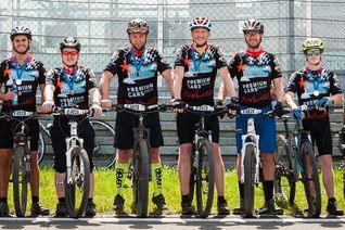 Das UNSER* NOTARZT-Mountainbiketeam: Lucas Müller (v.l.), Benedict Körtgen, Marcel Weber, Marc-André Bach, Stefan Mertens, Christopher Körtgen, Jakob Koltes, Andreas Solheid. Fotos: privat