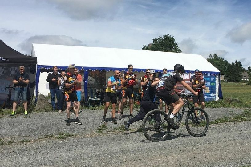 Durchfahrt des Startfahrers Marc-André Bach zur ersten vollen Runde.