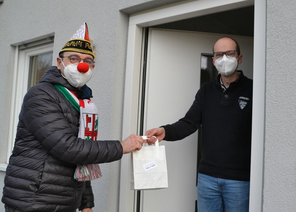 Thorsten Draeger (l.), 1. Vorsitzender der Jungen Alten Großen Mayener Karnevalsgesellschaft e.V., beim Verteilen der Überraschungen. Foto: JAG