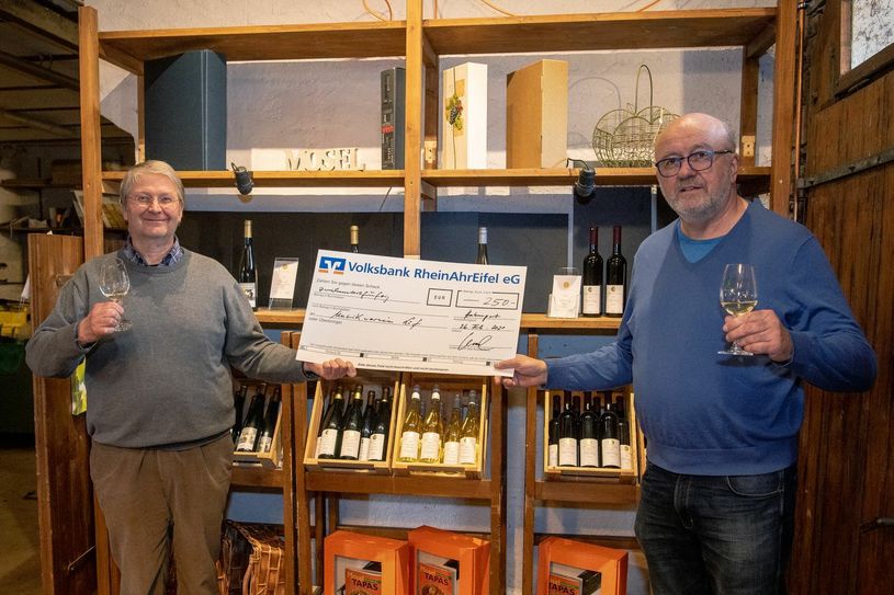 Dr. Rainer Schneichel (rechts) überreichte den Spendenscheck an Albrecht Gietzen.