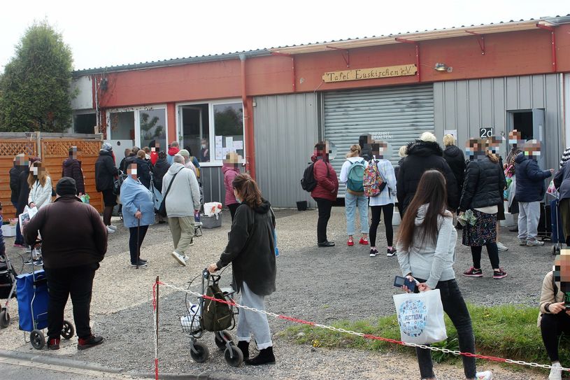 Großer Andrang bei der Lebensmittelausgabe der Euskirchener Tafel. Weil sich die Zahl der Kunden verdoppelt hat, musste die Tafel die Abholer auf verschiedene Tage »aufteilen«.