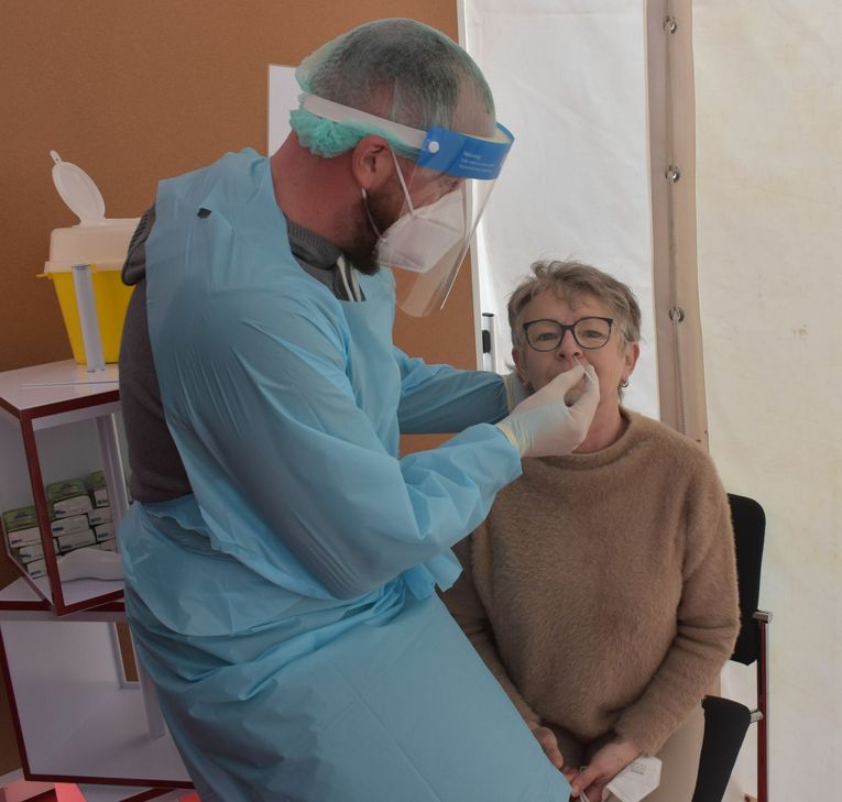 In der Apotheke in Densborn nimmt Michael Sonnen bei Kollegin Gertrud Schottes einen Nasenabstrich. Foto: Mager