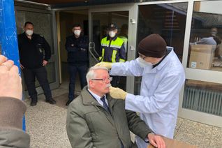 Dr. Volker Schneiders, Leiter des Kreisgesundheitsamtes, demosntriert an Dieter Demoulin, stellvertretender Vorsitzender des DRK-Kreisverbandes Vulkaneifel, wie ein Test funktioniert.  Foto: Mager