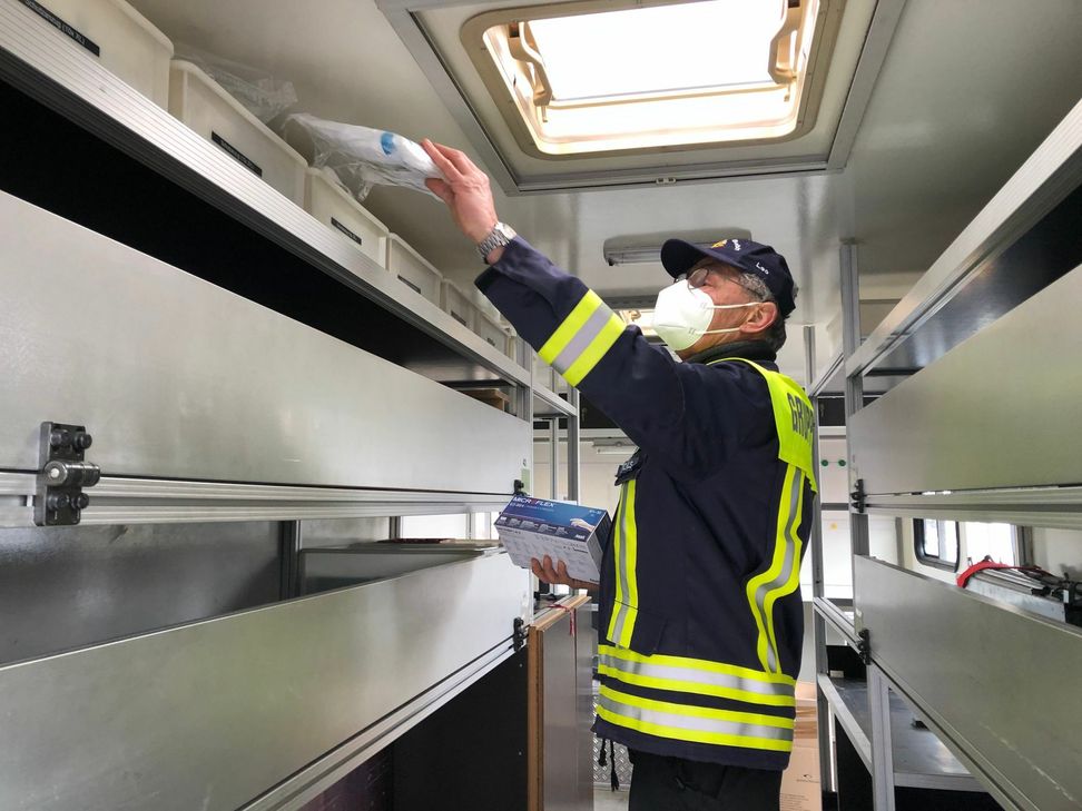 Das Fahrzeug wird mit allen benötigten Utensilien bestückt. Foto: Mager