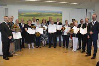 Für ihr langjähriges besonderes Engagement sind jetzt sieben Bürger im Kreis mit der Ehrennadel des Landes Rheinland-Pfalz ausgezeichnet worden. Foto: Kreisverwaltung Ahrweiler/Bernhard Risse.