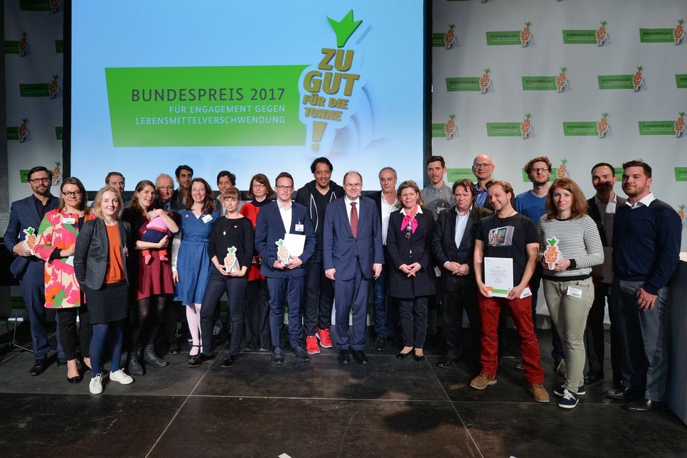 Bundesminister Christian Schmidt (Mitte) mit den Gewinnern des "Zu gut für die Tonne!"-Bundespreises 2017. Foto: BMEL/Christof Rieken