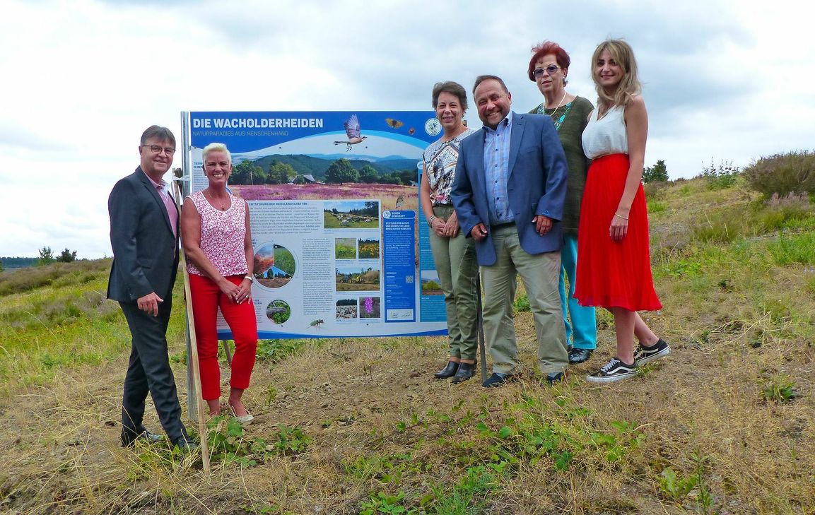 Machten sich ein Bild vor Ort (von links): Der Vorstandsvorsitzende der Stiftung und Erste Kreisbeigeordnete Burkhard Nauroth, Tanja Stromberg, die Geschäftsstellenleiterin der Stiftung, Gabriele Müller-Dewald, Ortsbürgermeisterin von Langscheid, Verbandsbürgermeister Alfred Schomisch, die Erste Beigeordnete der Ortsgemeinde Mechthild Stoll sowie Verbandsgemeinde-Mitarbeiterin Laura Rinneburger.