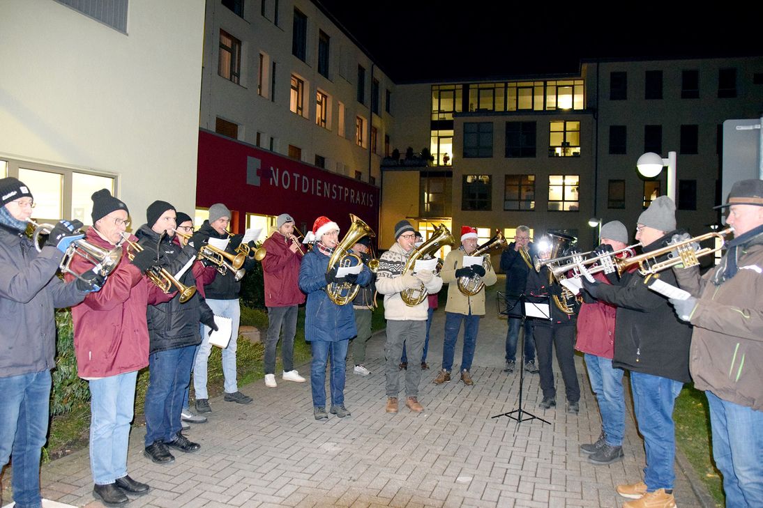 Für Patienten und Angestellte des Kreiskrankenhauses spielen Musikverein auf.