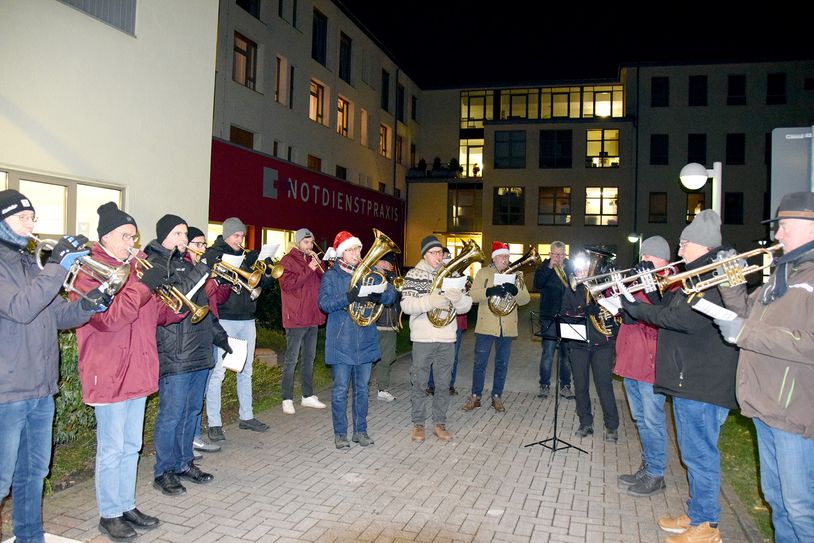 Für Patienten und Angestellte des Kreiskrankenhauses spielen Musikverein auf.