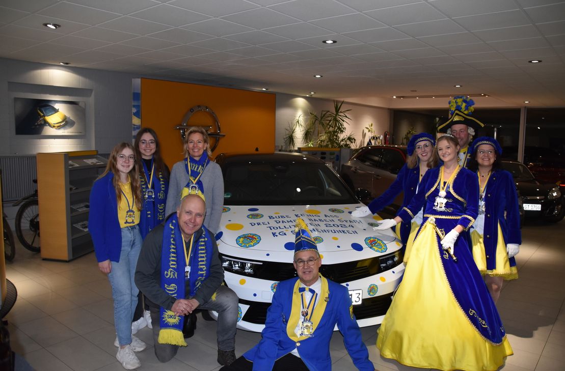 Prinzessin Pia I. und ihre Paginnen der Simmerather Sonnenfunken freuen sich über einen Sessionsschlitten aus dem Autohaus Breuer.