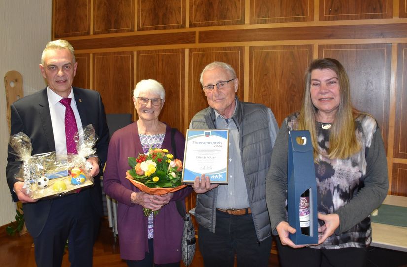 Feierstunde im Hellenthaler Rathaus - Bürgermeister Rudolf Westerburg (v.li), Marlene und Erich Scholzen sowie Katharina Koenn bei der Verleihung des Ehrenamtspreises.