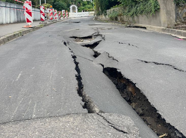 Ein Wasserrohrbruch hat in der Antoniusstraße im Ortsbezirk Boppard für massive Schäden gesorgt.