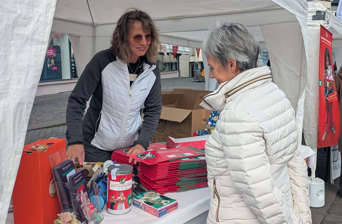 Zum Mantelsonntag am 19. Oktober informierte die EfG Prüm an einem Infostand in Prüm über die Aktion. 1400 Euro kamen an Spendengeldern dafür zusammen.