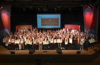 263 Meisterbriefe wurden durch die Aachener Handwerkskammer ausgehändigt - 25 von ihnen sind aus den Nordeifel-Kommunen. 24 Meister erhielten den Preis der Sparkasse für herausragende Leistungen.