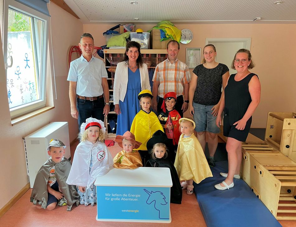 Die Kinder der Katholischen KiTa St. Martin Horath und der Kita MaThi in Malborn konnten sich über je eine Überraschungskiste von Westenergie zum Verkleiden freuen und probierten einige Kostüme auch gleich an.