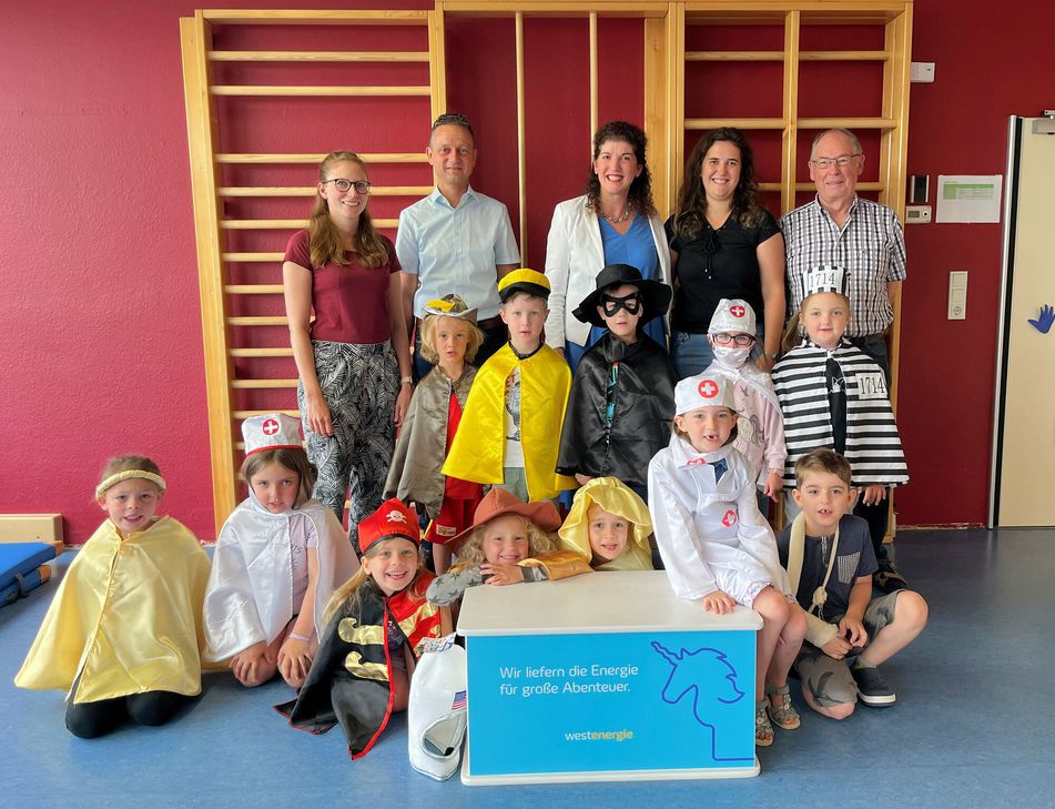 Die Kinder der Katholischen KiTa St. Martin Horath und der Kita MaThi in Malborn konnten sich über je eine Überraschungskiste von Westenergie zum Verkleiden freuen und probierten einige Kostüme auch gleich an.