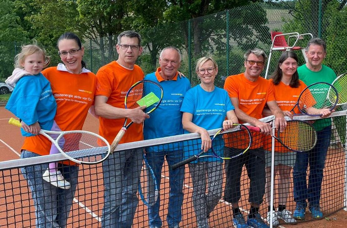 Die Erneuerung des Tennisplatzes der SpVgg Mühlheim-Brauneberg in Mülheim ist eins von 127 erfolgreich umgesetzten Projekten der Mitarbeitendeninitiative Westenergie aktiv vor Ort im Jahr 2023 der ehrenamtlich Engagierten aus dem Eifelkreis Bitburg-Prüm sowie den Landkreisen Bernkastel-Wittlich und Trier-Saarburg.