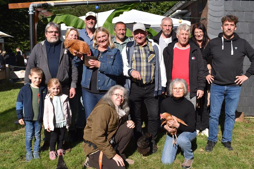 Der Vogelverein Hochwald wurde 1979 gegründet und zählt heute 26 aktive Mitglieder. Der Verein hat es sich zur Aufgabe gemacht, nicht nur die Vogelhaltung und -zucht zu fördern, sondern auch eine Anlaufstelle für Naturfreunde jeden Alters zu sein.
