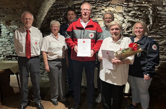 Die Kreisbereitschaftsleiter Heinz-Dieter Wieß (v.l.) und Jutta Schweikert-Jäkel, Florian Lambrich (Bereitschaftsleiter DRK Oberwesel-St. Goar), Michael Mebus (30 Jahre Mitgliedschaft), Werner Brager (1. Vorsitzender des Ortsvereins), Marlies Pistorius (50 Jahre Mitgliedschaft) und Nicole Lambrich (Bereitschaftsleiterin DRK Oberwesel-St. Goar).