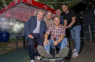 Schub für die Mechernich-Stiftung: Klaus Voussem (v.l.), Markus Ramers, Ralf Claßen und Michael Fingel schieben Roland Barth für den guten Zweck an. Die Benefizaktion auf der Geister-Rodelbahn brachte stolze 3.000 Euro ein.