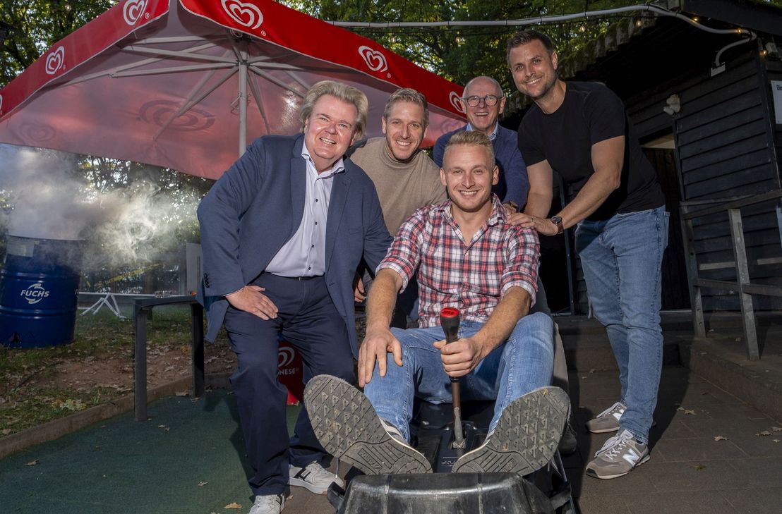 Schub für die Mechernich-Stiftung: Klaus Voussem (v.l.), Markus Ramers, Ralf Claßen und Michael Fingel schieben Roland Barth für den guten Zweck an. Die Benefizaktion auf der Geister-Rodelbahn brachte stolze 3.000 Euro ein.