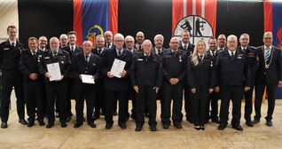 Gruppenbild mit den Geehrten: Bei der diesjährigen Feuerwehr-Jubilarehrung in der Schwerfener Schützenhalle konnte Bürgermeister Ulf Hürtgen (r.) insgesamt 29 Feuerwehrleute für 25, 35, 40, 50 und 60 Jahre Treue zur Feuerwehr auszeichnen.