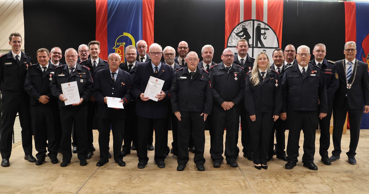 Gruppenbild mit den Geehrten: Bei der diesjährigen Feuerwehr-Jubilarehrung in der Schwerfener Schützenhalle konnte Bürgermeister Ulf Hürtgen (r.) insgesamt 29 Feuerwehrleute für 25, 35, 40, 50 und 60 Jahre Treue zur Feuerwehr auszeichnen.