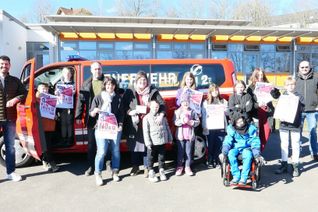 Eine Delegation der Feuerwehr Wiersdorf, mit Wehrführer Christian Theisen (links) spendeten 1500 Euro aus dem Erlös des Glühweinverkaufs für die Beschaffung des neuen Buses an die Astrid-Lindgren-Schule. Konrektorin Natalie Krütten (5.v.l.)  sowie Lehrerschaft und Kinder freuten sich über die Spende.