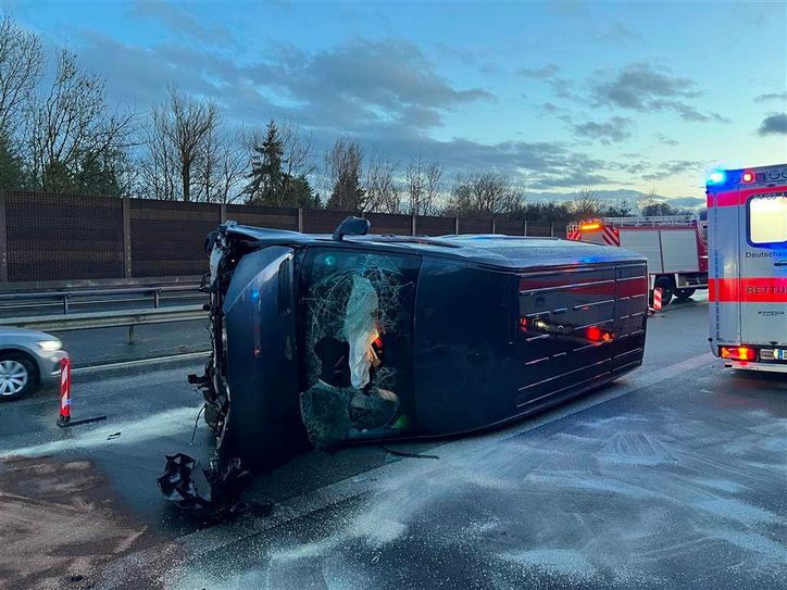 Am Freitagabend hat sich ein Kleintransporter auf der A 48 bei Ulmen überschlagen.