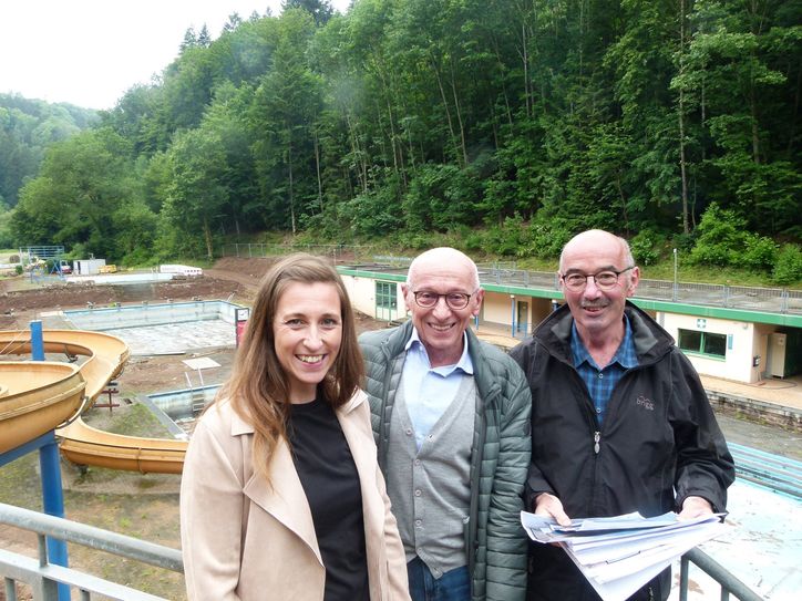 VG-Bürgermeisterin Janine Fischer (links) bei der Baustellenbegehung mit dem Ersten Beigeordneten Rainer Wirtz (Mitte) und Josef Hilden (rechts), Bauabteilung der VG Bitburger Land.