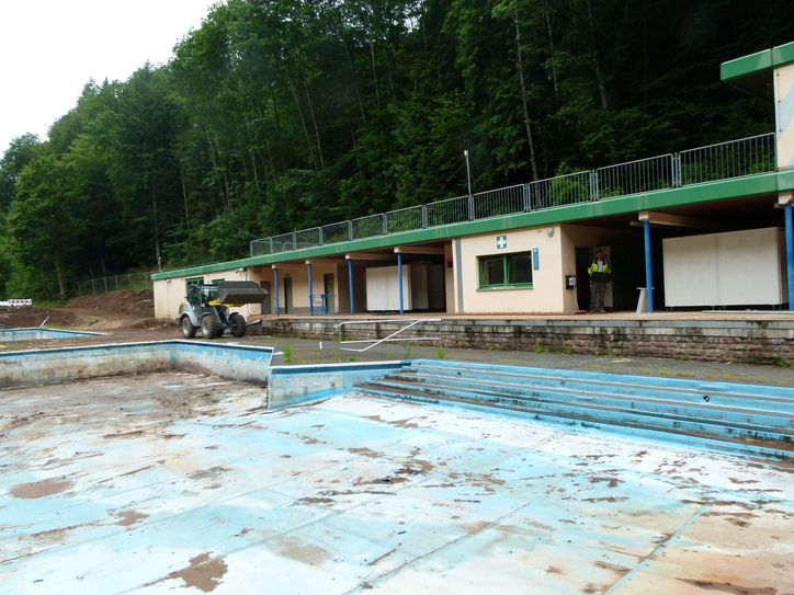Das Freibad am Ufer der Kyll fiel dem Hochwasser 2021 zum Opfer - die gesamte Anlage stand unter Wasser.