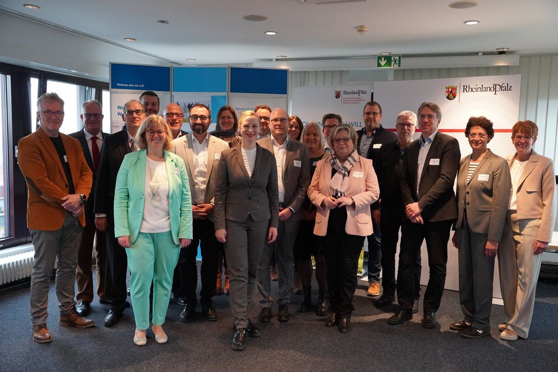 "Es ist mir ein großes Anliegen, dass Menschen auch im Alter, mit Pflegebedarf oder einer Behinderung lange und selbstbestimmt in ihren Dörfern und Quartieren wohnen bleiben können - eingebunden in Familie, Nachbarschaft und Gesellschaft. Gerade in kleinen Dörfern brauchen wir ortsangepasste Wohn- und Pflegeangebote", betonte Sozialministerin Dörte Schall anlässlich der Vorstellung der neuen Modellkommunen 2025 im Landesprogramm "WohnPunkt RLP - Wohnen mit Teilhabe" in Mainz.