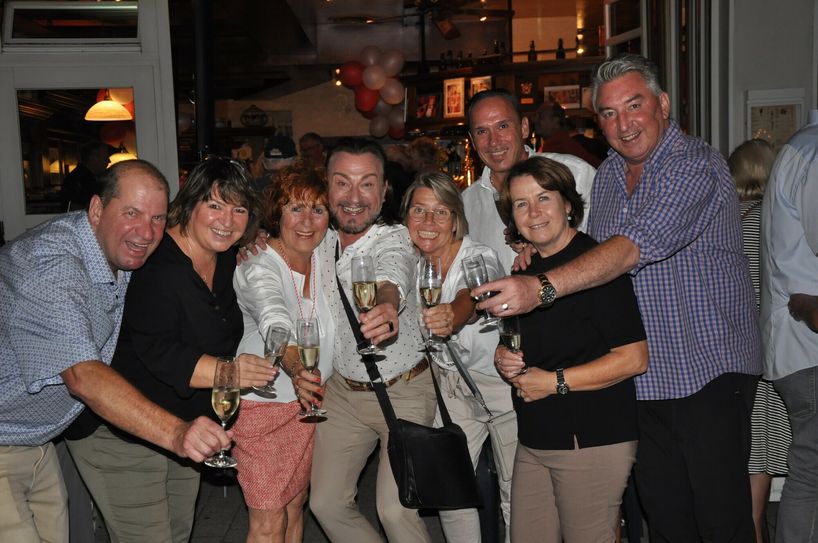 Lydia Fiegler (Mitte) zusammen mit Stammgästen zu ihrem 75. Geburtstag.