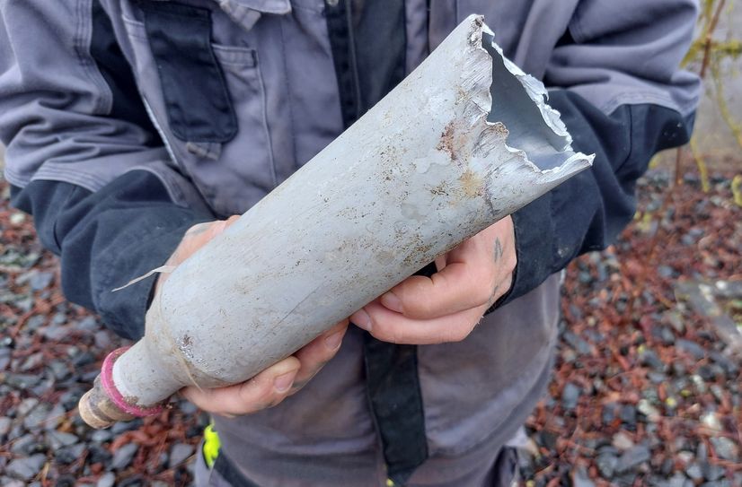 Ein Mitarbeiter zeigt den geborstenen CO2-Zylinder, der im Biabfall entsorgt wurde.