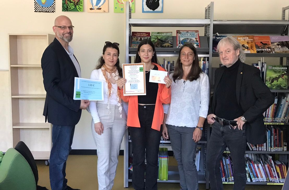 Das Foto der Preisverleihung (v.l.n.r): Dirk Schönhofen, Schulleiter - Sükriye Aktas, Mutter der Gewinnerin, Melin Aktas (6d), Gewinnerin, Katrin Spuhler, Klassenlehrerin der Gewinnerin, Reiner Schladweiler, Landeselternsprechervertrter