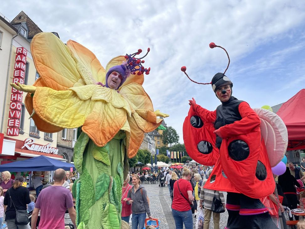 Bezaubernde Walking-Acts auch auf dem Marktplatz.
