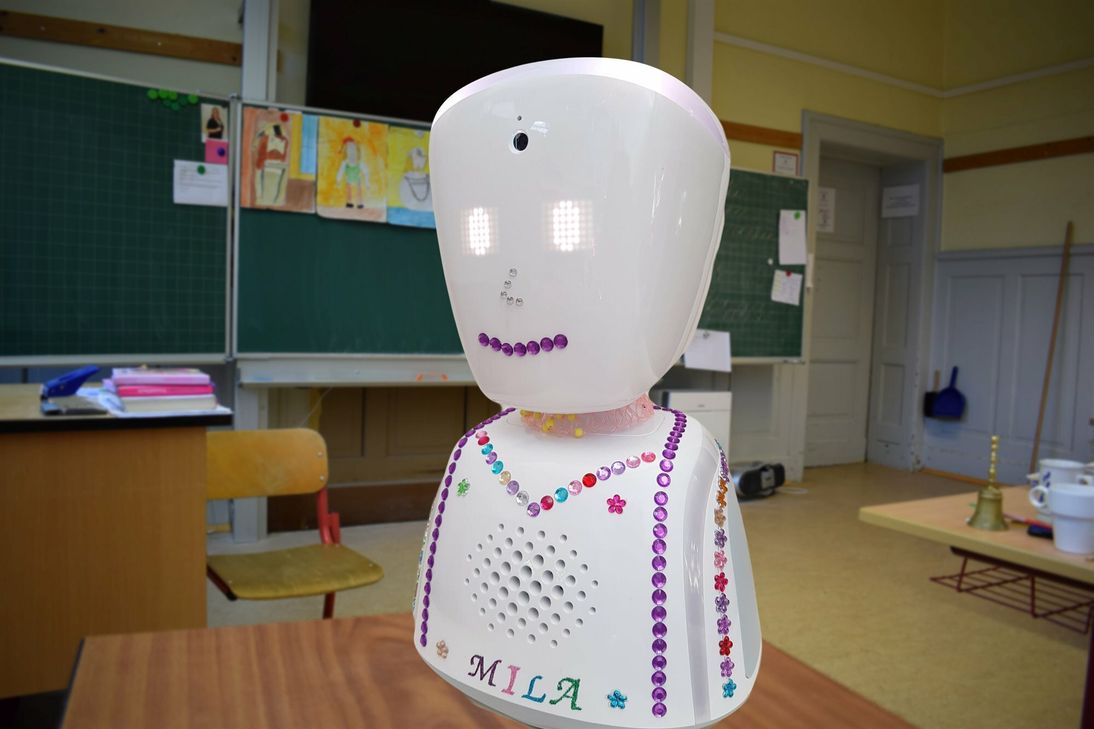 Gestatten, AV1: Der Telepräsenz-Avatar geht seit knapp einem Jahr für die schwerkranke Mila aus Bosenheim in die Schule - so kann sie ihr letztes Grundschuljahr gemeinsam mit ihren Freunden verbringen.