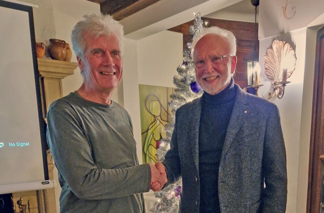 Dr. Franz Lassner (l.) mit Dr. Paul Ohlig bei der Spendenübergabe an Interplast Germany.