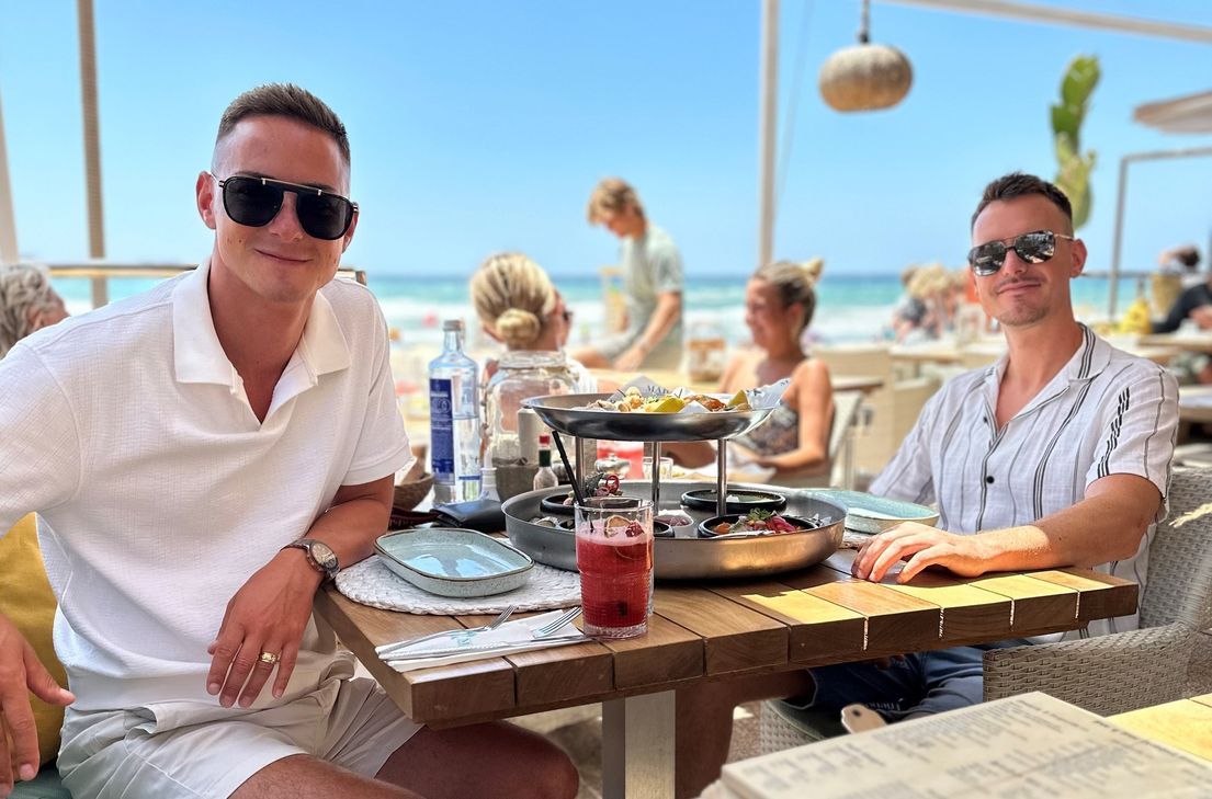 Pascal (l.) und Nicolas Becker fühlen sich sichtlich wohl auf Mallorca.