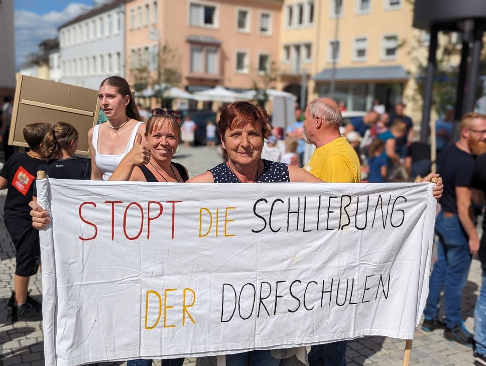 Von der Liebfrauenkirche zur Verwaltung der Verbandsgemeinde: Zahlreiche Eltern und Schüler haben am Donnerstagabend, 6. Juli, gegen die geplante Reform der Grundschulen im Bitburger Land demonstriert.