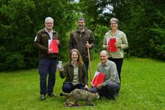 Stolz präsentiert die Nationalparkverwaltung den druckfrischen Jahresbericht 2023 .